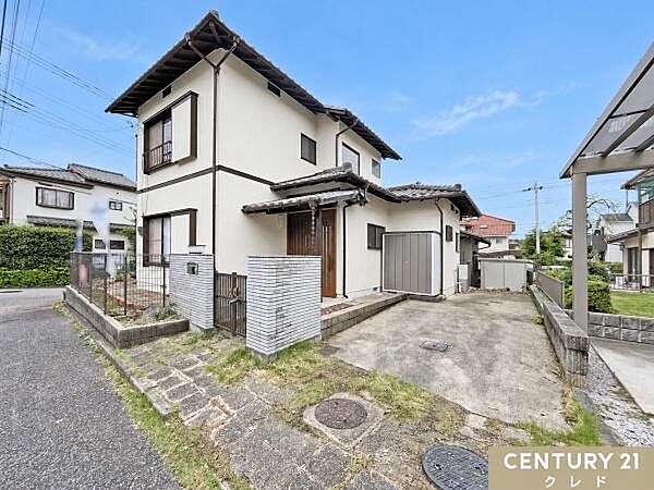 1台の車を止めることのできるゆとりのカースペース。コンクリートで舗装され、雨の日でもぬかるまず車内のきれいも維持できます。