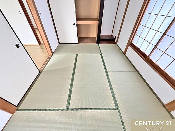 【1階和室6帖】畳のクッション性で転倒時の衝撃を緩和しやすく、子育てや2世帯での生活にも適した和室。吸放湿・断熱により、夏はさらっと冬は底冷えしにくい快適な室内です。