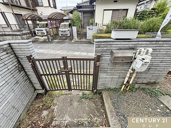 門扉+塀で敷地を囲い防犯対策にも効果的な玄関周り。扉を閉めておけば、庭で遊ぶお子様やペットなどの道路への飛び出し防止にもつながります。