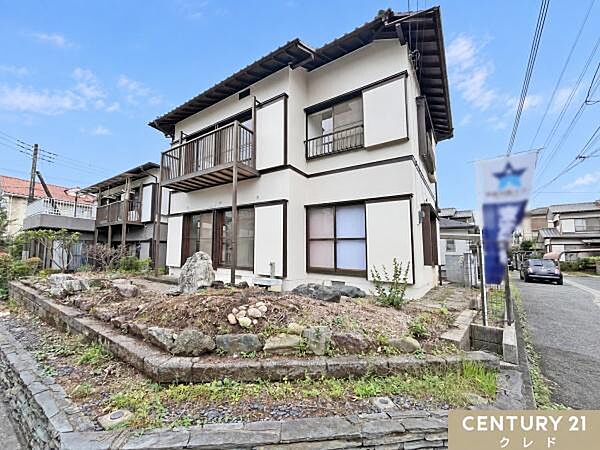 リビングの窓からそのまま出られる庭はお子様やペットの遊び場、園芸なども楽しめます。目隠しやウッドデッキを作れば、リビングがもう一つ増えたように使えます。