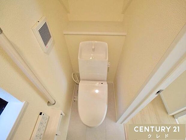 窓から自然光が入り、明るく爽やかな印象のトイレです。温水洗浄便座付きで毎日快適。お手入れもしやすく、清潔な状態を保ちやすいのも魅力です。