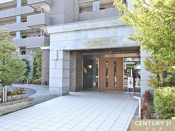 【オートロック付きエントランス】防犯対策としても効果的なオートロック機能付きのエントランスです。自宅と建物入口の2カ所でしっかりと対策できます。その他設備もお気軽にお問い合わせください。