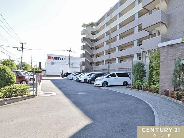平面タイプと機械式の2つの駐車場があります。その他にも駐輪場やバイク置き場など、移動に乗り物を使われる方も安心の各スペースを確保。