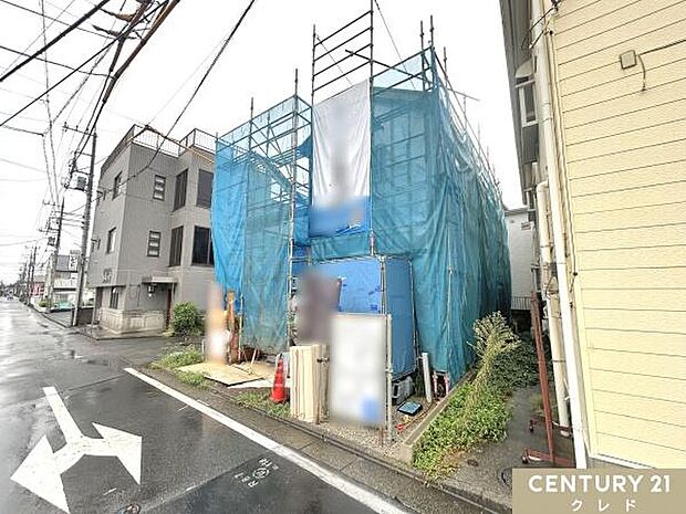 建物の骨組みとなる木材を設置し基本的な構造を組み立てています。これにより建物の強度や耐震性を確保します。