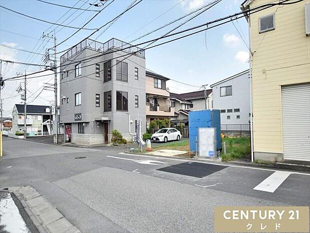 「新宿小学校」まで徒歩5分と毎日通うお子様も安心の距離感!小さいお子様のいるご家庭も安心して暮らせるエリアです