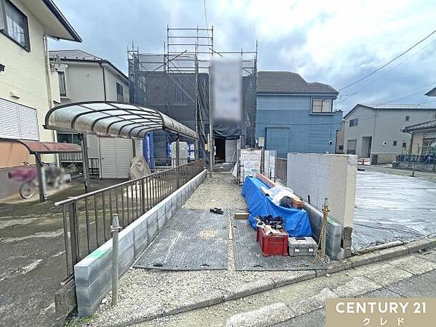 奥まった立地ならではの落ち着いた住環境が魅力の旗竿地。カースペースは2台駐車可能で、複数台のお車をお持ちのご家庭にも便利です(車種による)