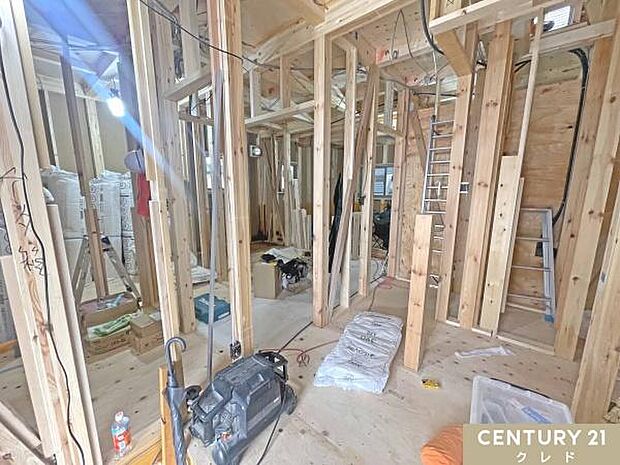 住まいの構造部分です。木造軸組の柱・梁が組み上がり、工事は順調に進行しています。