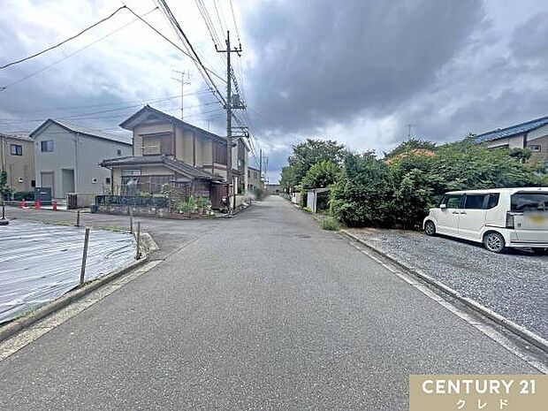 JR川越線「的場」駅まで徒歩15分。周辺にはスーパーやドラッグストア、飲食店などが揃います。