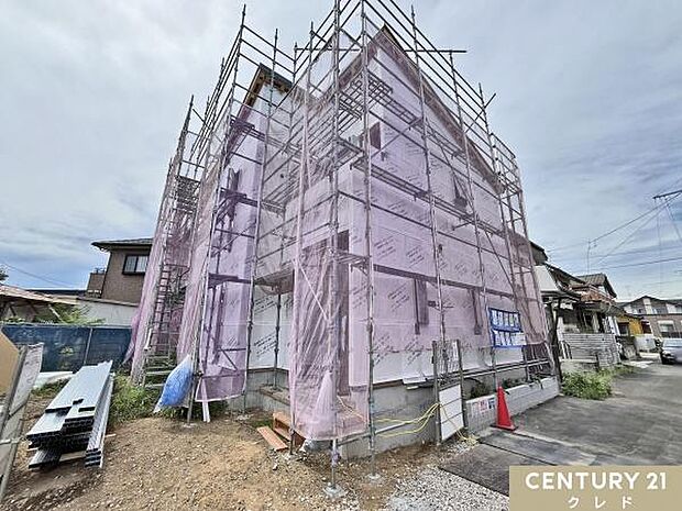 上棟が完了し防水シート貼りを行っている段階です。あわせて玄関ドアも取り付けられており、住まいの輪郭が見えてきました。