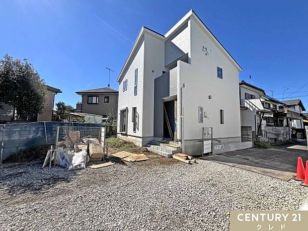 敷地約88坪の広々とした住まい。駐車5台可能のゆとりあるカースペースを確保しており、ご家族で複数台所有の方や来客時にも重宝します。