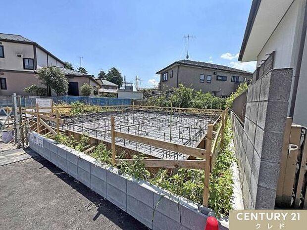 基礎工事が順調に進行中です。床全面と立ち上がりを鉄筋コンクリートで一体施工するベタ基礎を採用し、住まいを足元からしっかり支えます。