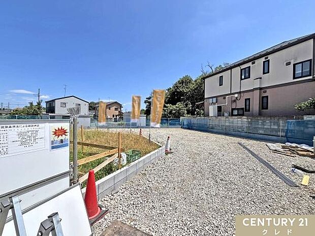 敷地約88坪の広々とした住まい。駐車5台可能のゆとりあるカースペースを確保しており、ご家族で複数台所有の方や来客時にも重宝します。