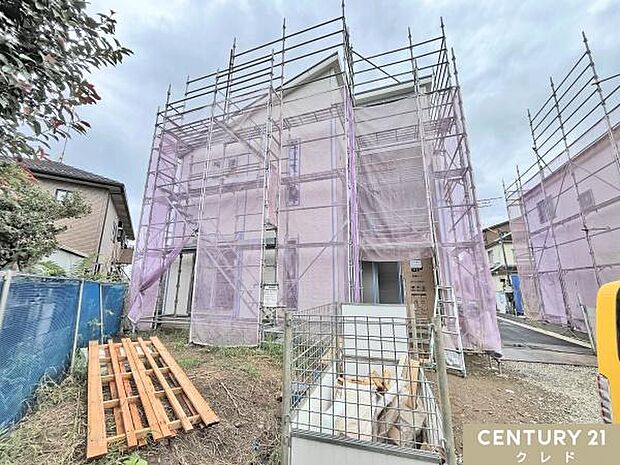 お住まいの耐久性・デザイン性を左右する外壁材が取り付けられました。風雨や紫外線に強く、長期間にわたり建物を保護します。