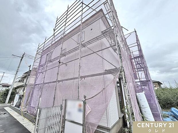 完成に向けて丁寧に施工が進んでいます。防水シートと外壁の2つの工程を重ねることで骨組みとなる木材を湿気などから守ります。