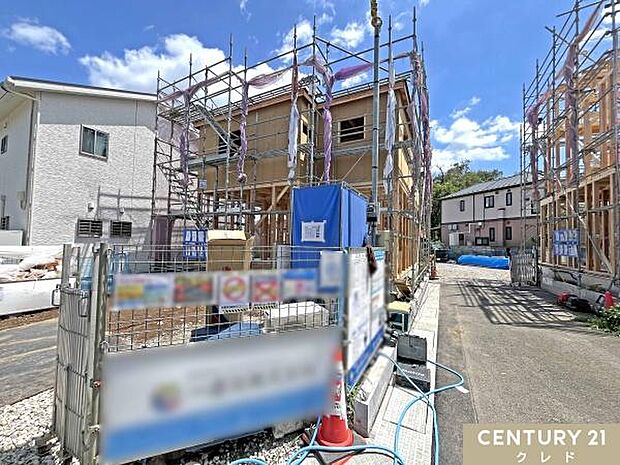 上棟し、木造軸組の柱・梁が組み上がり、工事は順調に進行しています。11月下旬完成予定。
