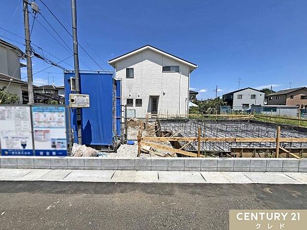 基礎工事が順調に進行中です。床全面と立ち上がりを鉄筋コンクリートで一体施工するベタ基礎を採用し、住まいを足元からしっかり支えます。