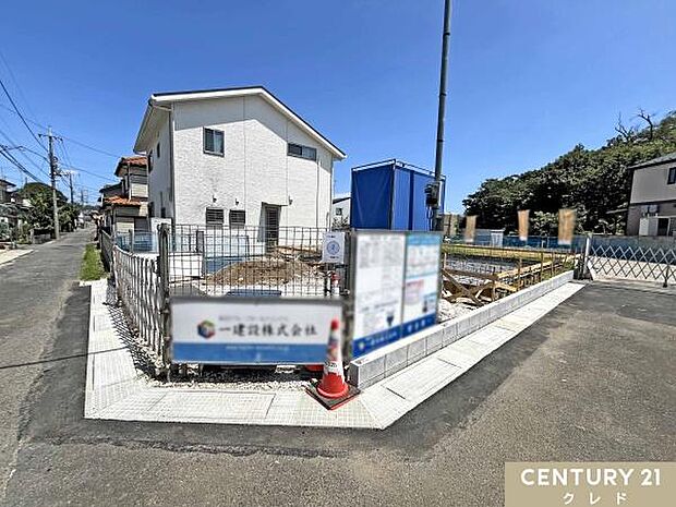 敷地約61坪のゆとりある住まい。駐車3台可能の広々カースペースを確保し、ご家族で複数台お車を所有される方や来客時にも便利です。