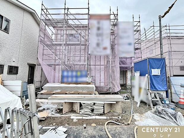 上棟が完了し防水シート貼りを行っている段階です。あわせて玄関ドアも取り付けられており、住まいの輪郭が見えてきました。