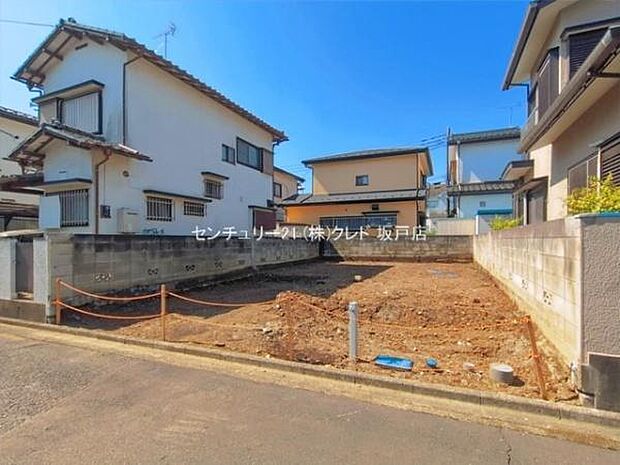 現在は更地の状態です。これから基礎工事などが始まり、完成に向けて工事が進んでいきます。