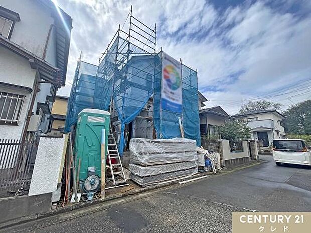 閑静な住宅街に佇む、落ち着いた住環境が魅力。駐車スペースは2台分を確保しており、ご夫婦でお持ちの方も安心です。