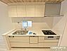 キッチン：収納豊富なシステムキッチンは動線にゆとりを作り、住空間を広く確保。3口コンロや家事の時短に大活躍の食洗機など、家事をサポートする設備も充実しています。