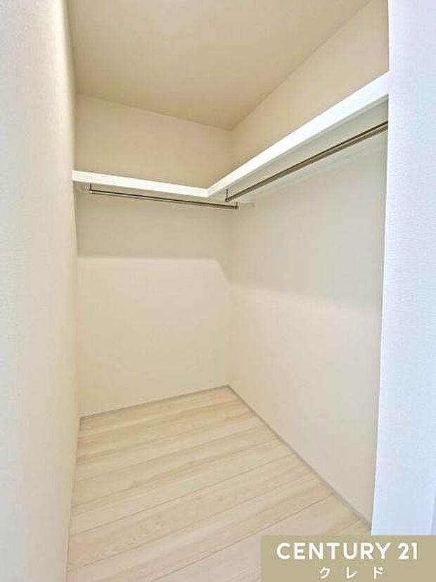 【3階洋室6.12帖】2部屋にWICを完備。洋服はもちろん、バッグや季節物などもたっぷり収納できます。収納場所をしっかり確保することで、居室を広々と使える住まいです。