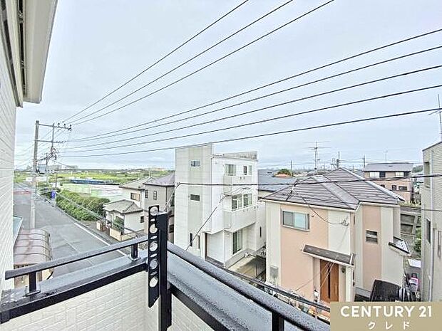3階バルコニーからの眺望です。晴れた日には青空が広がり、心地よい風に包まれながら、ゆったりとした時間をお過ごしいただけます。