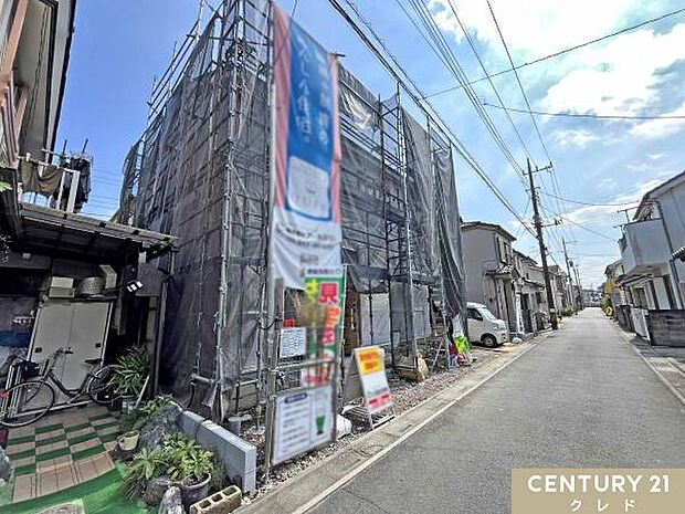 駐車2台可能なカースペース付き。通勤やお子様の送り迎え、毎日のお買い物などご夫婦でお持ちの方も便利にお使いいただけます。