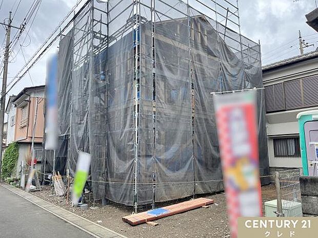 建物の骨組みとなる木材を設置し基本的な構造を組み立てています。これにより建物の強度や耐震性を確保します。
