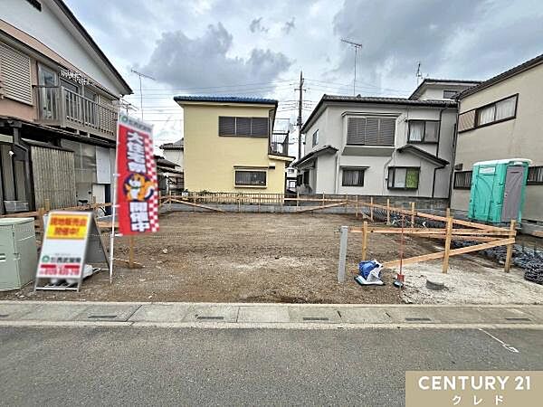 並列2台駐車可能なカースペースとお庭付き。ガーデニングや家庭菜園、お子さまの外遊びなど、暮らしの楽しみが広がります。