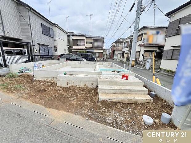 現在、基礎工事が進行中です。住まいを支える大切な基礎部分が着々と形になり、これから建物の完成に向けて工事が進んでいきます。