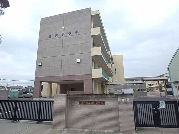 坂戸市立坂戸小学校まで960m