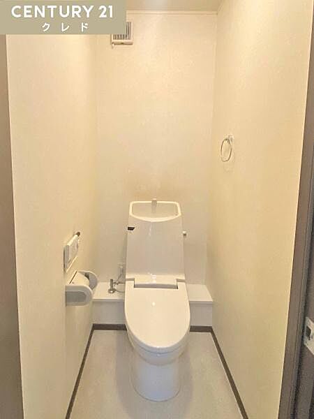 明るく爽やかな印象のトイレです。温水洗浄便座付きで毎日快適。お手入れもしやすく、清潔な状態を保ちやすいのも魅力です。