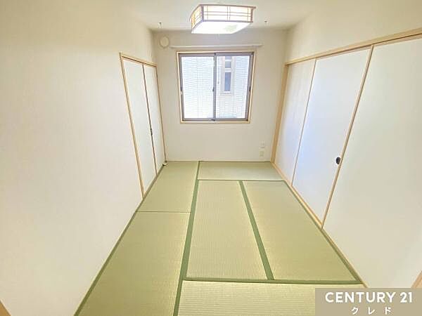 【和室5.2帖】リビング隣接の和室は、客間としてはもちろん、お子様の遊び場やお昼寝スペースにも最適。ライフスタイルに合わせて多目的に大活躍する便利な一室です。