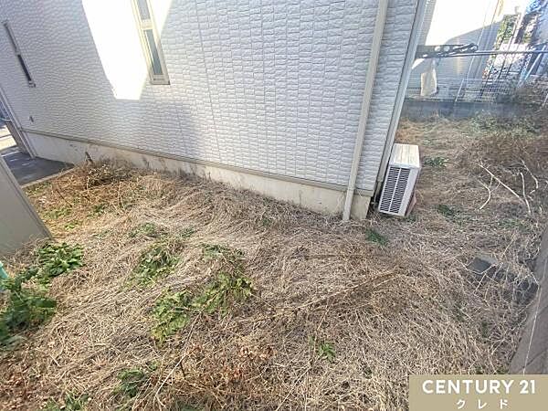植物を育てたり、季節の花を植えたり、日々の暮らしに彩りを添えるお庭付き。ご家族のくつろぎのひとときを支える、心地よいスペースです。