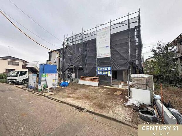 JR川越線「笠幡」駅徒歩7分。商業施設や教育機関も徒歩圏内に充実した子育て家族にもオススメの住環境です。