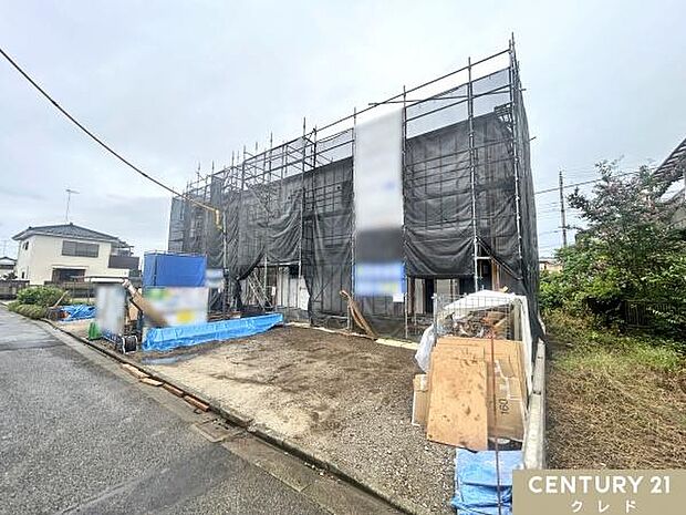 JR川越線「笠幡」駅徒歩7分。商業施設や教育機関も徒歩圏内に充実した子育て家族にもオススメの住環境です。