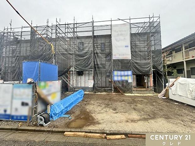 上棟され、シートの中で工事が着々と進んでいます。完成に向けて、これから少しずつ住まいの形が見えてきます。