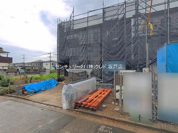 上棟され、シートの中で工事が着々と進んでいます。完成に向けて、これから少しずつ住まいの形が見えてきます。