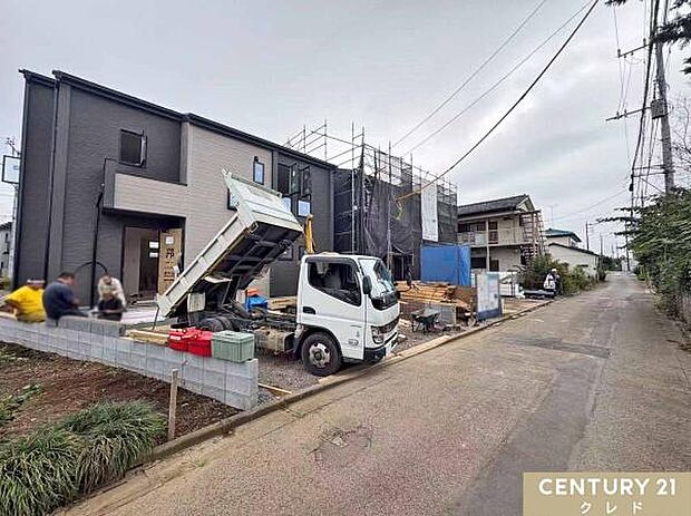 JR川越線「笠幡」駅徒歩7分。商業施設や教育機関も徒歩圏内に充実した子育て家族にもオススメの住環境です。
