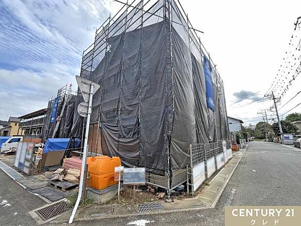 43坪超のゆとりある敷地!カースペースは3台分を確保しており、ご家族で複数台のお車を所有している方にもおすすめです。