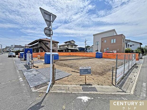 43坪超のゆとりある敷地!カースペースは2台分を確保しており、ご家族で複数台のお車を所有している方にもおすすめです。
