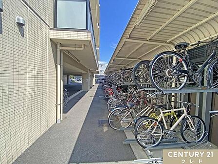 【駐輪場】通勤・通学など自転車をお使いのご家族も駐輪場をご利用いただけます。屋根の付いた駐輪スペースは雨などによる錆から自転車を守ります。