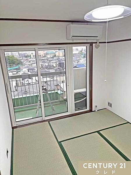 【和室6帖】リビング隣接の和室は、客間としてはもちろん、寝室にもおすすめ。ライフスタイルに合わせて多目的に大活躍する便利な一室です。