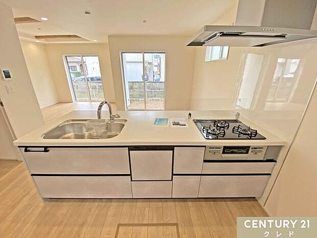 収納豊富なシステムキッチンは動線にゆとりを作り、住空間を広く確保。3口コンロや家事の時短に大活躍の食洗機など、家事をサポートする設備も充実しています。