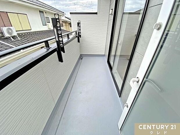 陽当り良好な南向きバルコニー。日中はたっぷりの陽光が差し込み、洗濯物も気持ちよく干せる、明るく心地よい空間です。