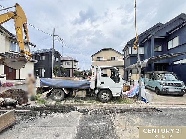 角地につき、開放感あふれる住環境が魅力。2方向が道路に面しているため風通しも良く、のびのびとした暮らしを楽しめる立地です。