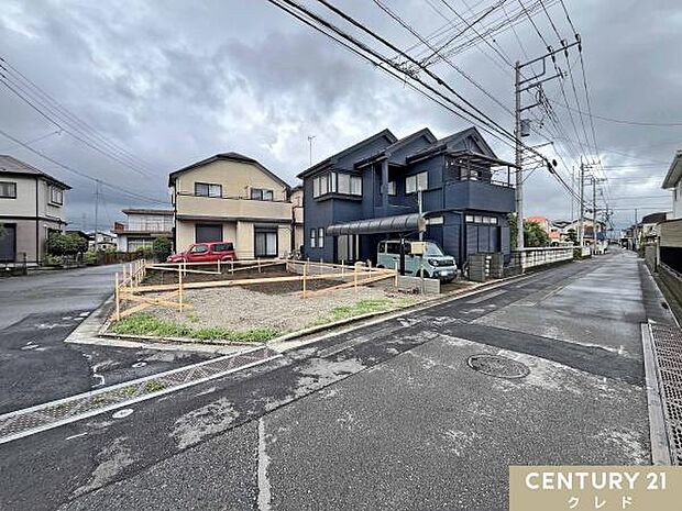 角地につき、開放感あふれる住環境が魅力。2方向が道路に面しているため風通しも良く、のびのびとした暮らしを楽しめる立地です。