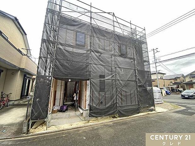 東武東上線「鶴ヶ島」駅徒歩13分。小・中学校や商業施設が徒歩圏内に揃い、子育て世帯にも嬉しい暮らしやすい住環境です。