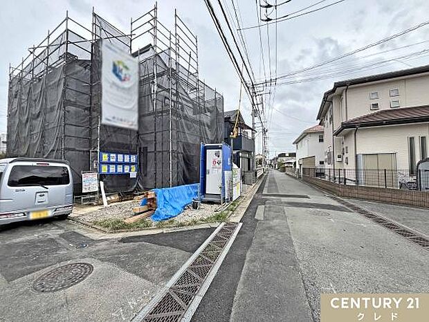 小・中学校や商業施設が徒歩圏内に揃う、子育て世帯にも嬉しい住環境。駐車スペースは2台分を確保し、通勤やお出かけにも便利です。